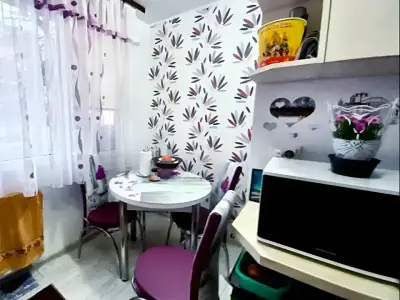 Bucatarie mica apartament vanzare Sector 5 Bucuresti cu masa